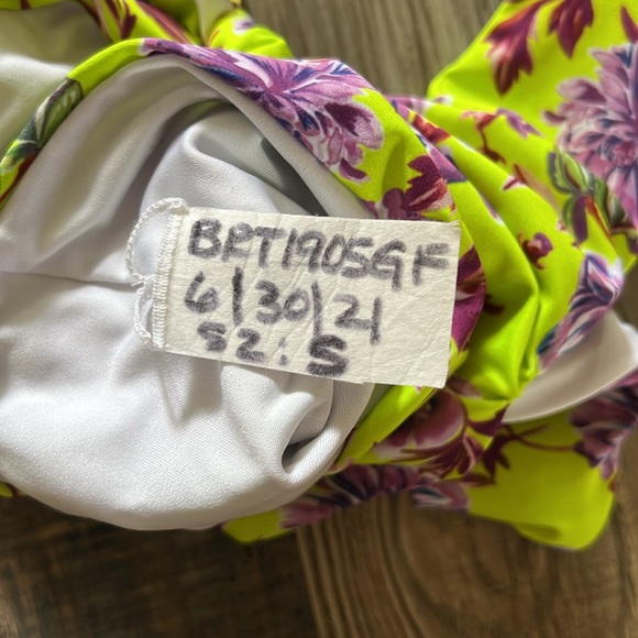 BEACH RIOT Dallas Bikini Top in Lime Punch Gardenias Size: Small (S) NWOT - Picture 11 of 13
